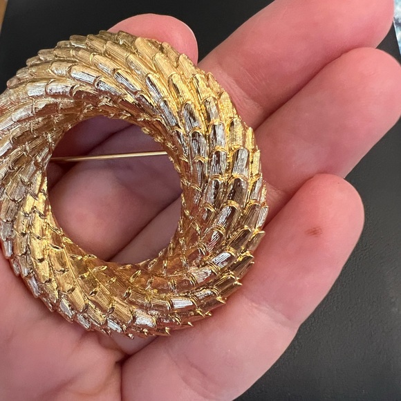 Vintage Brooch Monet Wreath Textured Circle Leaf Bark Overlapping Gold tone - Picture 9 of 12